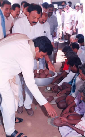 Sri Kaleshwar distributing ragi balls to starving farmers