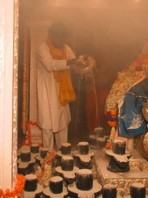 Sri Kaleshwar segnet Shiva Lingams mit Heiliger Asche