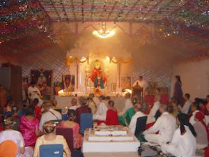 Studenten im Mandir zum Guru Purnima Programm 2005 mit Sri Kaleshwar