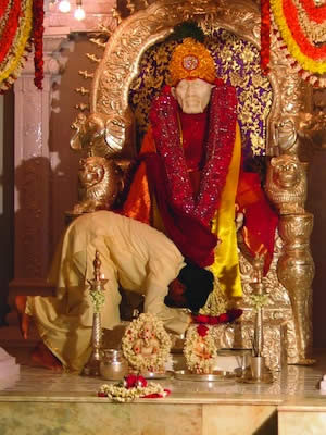 Sri Kaleshwar verbeugt sich vor Baba